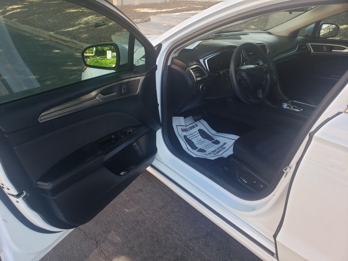 2017 WHITE /black Ford Fusion Hybrid SE hybrid (3FA6P0LUXHR) with an 2.4L L4 DOHC 16V engine, 6-Speed Automatic transmission, located at 323 E Dunlap Ave., Phoenix, AZ, 85020, (602) 331-9000, 33.567677, -112.069000 - Photo#8